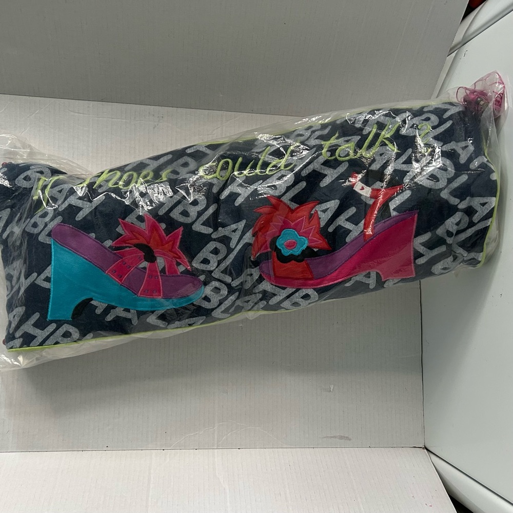 BOMBAY KIDS K-SHOE Pillow cover with removable pillow insert